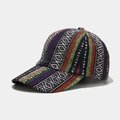 Dettaglio ravvicinato del cappellino boho intrecciato con motivi etnici e geometrici - Regolabile / Patchwork Viola Verde Arancione
