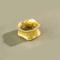 Primer plano de la textura fundida irregular y el acabado martillado dorado del anillo - Abierto Ajustable / Oro (Q0765)