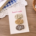 Détail de trois jolies barrettes en forme de poisson beige et marron sur leur support - Set de Poisson No.1 (Beige/Chameau/Brun Foncé)