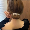Detail van bloemen haarclip met parels en witte harsbloemen op een elegant kapsel - Bloem Parel
