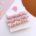 Lot de 3 chouchous en tissu à fleurs roses avec textures plissées sur carte de support - Rose Style 3