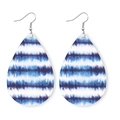 Dettaglio di orecchini a goccia tie-dye blu e bianchi con texture in pelle e ganci argento - Texture Tie-Dye Blu e Bianca