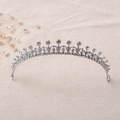 Dettaglio corona da sposa argentata con strass brillanti su sfondo beige strutturato - Semicerchio Strass Trasparente (A005) / Argento Strass Trasparente A005