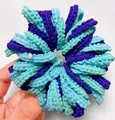 Détail d'un chouchou tricoté bicolore violet et bleu avec surface texturée - Bleu Bord Festonné (1 Paquet de 50)