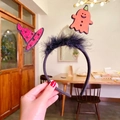 Cerchietto di Halloween con fantasma arancione e cappello da strega rosa e piume nere - Stile Fantasma e Cappello da Strega
