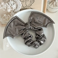 Dettaglio di elastico per capelli grigio metallizzato con fiocco a ali di pipistrello - Pipistrello Grande Grigio