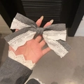 Fermaglio per capelli a fiocco grigio con pizzo bianco e nastri lunghi vista a mano - Stile Fiocco con Nastro Corto