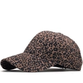 Vista lateral de gorra de béisbol con estampado de leopardo y visera curva de sarga - Ajustable / Base Marrón Leopardo Negro (01)