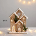 Casetta di Natale in legno da 33cm con neve artificiale e luci LED a luce calda - Casa luminosa di colore naturale