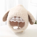 Süße beige Plüsch-Baby-Wintermütze mit braunen Schlappohren auf einem weißen Ständer - Einheitsgröße / Beige