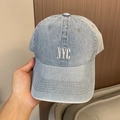 Detalle de la gorra vaquera lavada azul claro con bordado blanco NYC de moda - Ajustable 56-60cm / Azul Claro con Bordado NYC