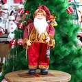 24-Zoll stehender Weihnachtsmann in roter Kleidung mit Laterne neben dem Weihnachtsbaum - Rot-schwarz kariert stehend / Rote Polka-Dot-Mütze