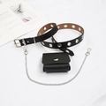 Ceinture punk noire en similicuir avec œillets, pochette amovible et chaîne argentée - Ceinture + Sac + Chaîne