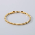 Nahaufnahme eines goldenen Weizenketten-Armbands mit Karabinerverschluss auf grau - 3mm*19.5cm / Gold