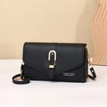 Détail du sac de téléphone noir avec boucle en U dorée et structure à plusieurs couches - Noir