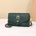 Détail de la sacoche en cuir vert foncé avec boucle fer à cheval dorée et texture fine - Vert