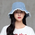 Cappello da pescatore classico in denim azzurro da donna con bordi sfilacciati e design a cima piatta - M (56-58cm) / Blu Chiaro Denim