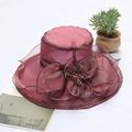Elegante cappello da sole in organza bordeaux per donna con un grande fiore decorativo - Regolabile / Rosso vino con bordo nero