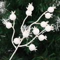 Weiße künstliche Beerenstiele für Weihnachtsdeko mit matten Früchten und hellen Stielen - 13-Kopf Granatapfelbeere (23cm)