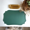 Sottopiatto in ecopelle verde scuro con bordi smerlati e finitura strutturata - Goffrato Irregolare Verde