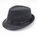 Klassischer dunkelgrauer Wollfilz-Fedora-Hut mit schwarzem Lederband auf weißem Grund - L (58-60cm) / Grau Mit Gürtel