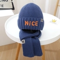 Detail von dunkelblauem Strickmützen- und Schal-Set mit oranger NICE-Stickerei und Textur - Set / Blau
