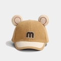 Détail de la casquette bébé en polaire avec oreilles d'ours 3D et écusson lettre M - Lettre M / Kaki