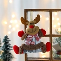 Addobbo natalizio renna di peluche con sciarpa a quadri su sfondo luci soffuse - 16*16cm / Stile Alce