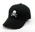 Detailopname van hoogwaardig wit schedelborduurwerk op een zwarte katoenen baseballcap - Verstelbaar / Zwart