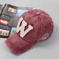 Gorra de béisbol de color rojo vino lavado con bordado de letra W y escudo en el lado - Ajustable / Burdeos