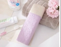 Tragbare Zahnbürstendose in Lavendel mit Blumenrelief und cremefarbenem Deckel - Blumenrelief / Lila