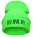 Dettaglio del ricamo Bad Hair Day su berretto in maglia verde neon a coste - Verde Fluorescente