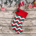 Calza di Natale lavorata a maglia a righe rosse, verdi e bianche con pompon - Onde Rosse Bianche e Verdi