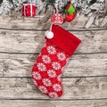 Calza di Natale rossa lavorata a maglia con fiocchi di neve e decoro a pompon - Fiocco di Neve Rosso