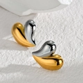 Makroansicht der zweifarbigen Herzohrstecker in poliertem Gold und Silberglanz - Gold Silber Spliced Heart (E905-2)