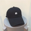 Klassische schwarze Baseballkappe mit weißem Buchstaben m Stickerei auf einem Hocker - Schwarz (Buchstabe M)
