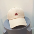 Beigefarbene Baseballkappe aus Baumwolle mit markantem roten gestickten Buchstaben m - Beige (Buchstabe M)