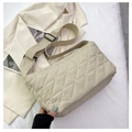 Dettaglio della borsa beige in velluto a coste con tracolla regolabile e fibbie nere - Bianco Sporco