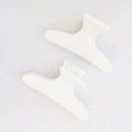Detalle de dos pinzas de pelo blancas onduladas de plástico para peinado de salón - Blanco