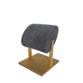 Détail d'un support de montre en velours gris avec une base en bois naturel massif - Base en Bois / Gris Double Tige