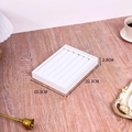 Bandeja blanca para exhibir anillos y pendientes con dimensiones de 20,3x15,3x2,9cm - Bandeja para Anillos Pequeña