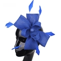 Cappello fascinator in Sinamay blu con elegante fiocco e piume su testa di manichino - Blu