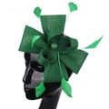 Dettaglio dell'elegante cappellino in sinamay verde con fiocco e piume per cerimonie - Verde