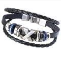 Pulsera de cuero trenzado negro de varias capas con cuentas plateadas y azules y dije en X - Cuerda Negra X S0070