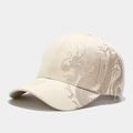 Dettaglio della stampa del drago e della trama in cotone sul cappello beige - Regolabile / Beige