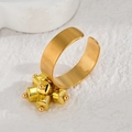 Bague ouverte en or mat avec grappe de perles cubiques sur fond de pierre - Pendentif Cube