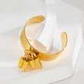 Bracelet jonc doré ouvert avec breloques cylindriques sur support en pierre blanche - Pendentif Cylindrique