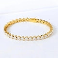Detalle de la pulsera de tenis dorada con circonitas de corazón y cierre metálico - 6mm de Ancho x 20cm de Largo / Dorado
