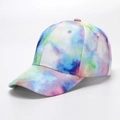 Detalle de gorra de béisbol tie-dye multicolor con visera curva y costura detallada - Ajustable / Tie-Dye Verde