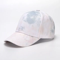 Detalle de gorra de béisbol tie-dye mostrando el degradado azul rosa y la tela fina - Ajustable / Tie-Dye Rosa Azul Blanco